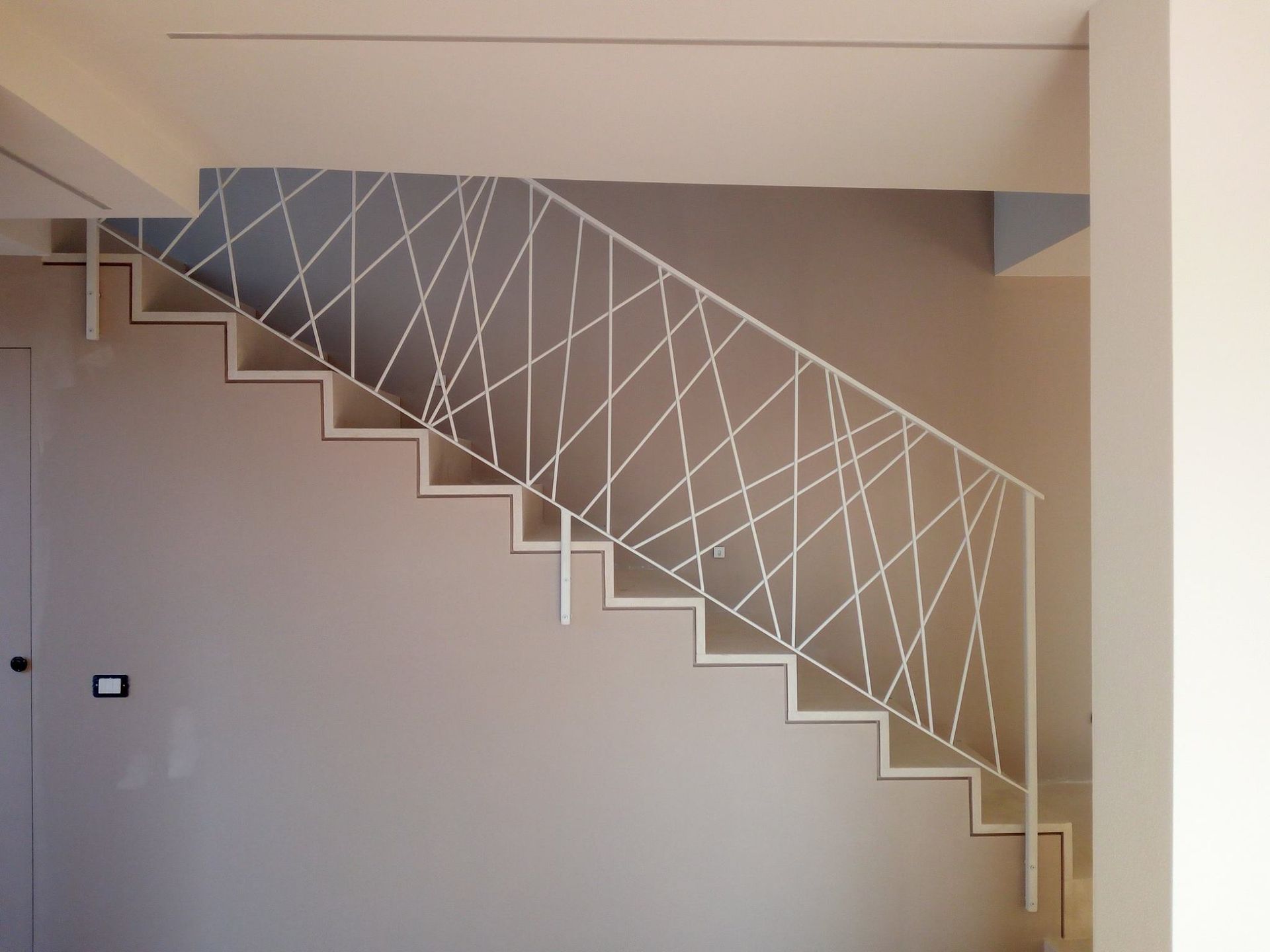 un primo piano di una scala con una ringhiera bianca