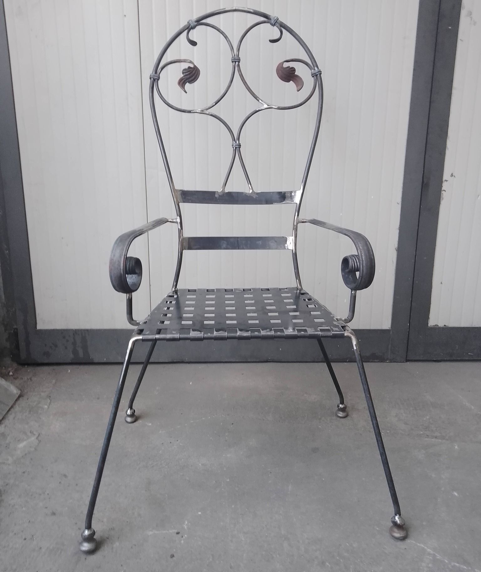una sedia in ferro battuto