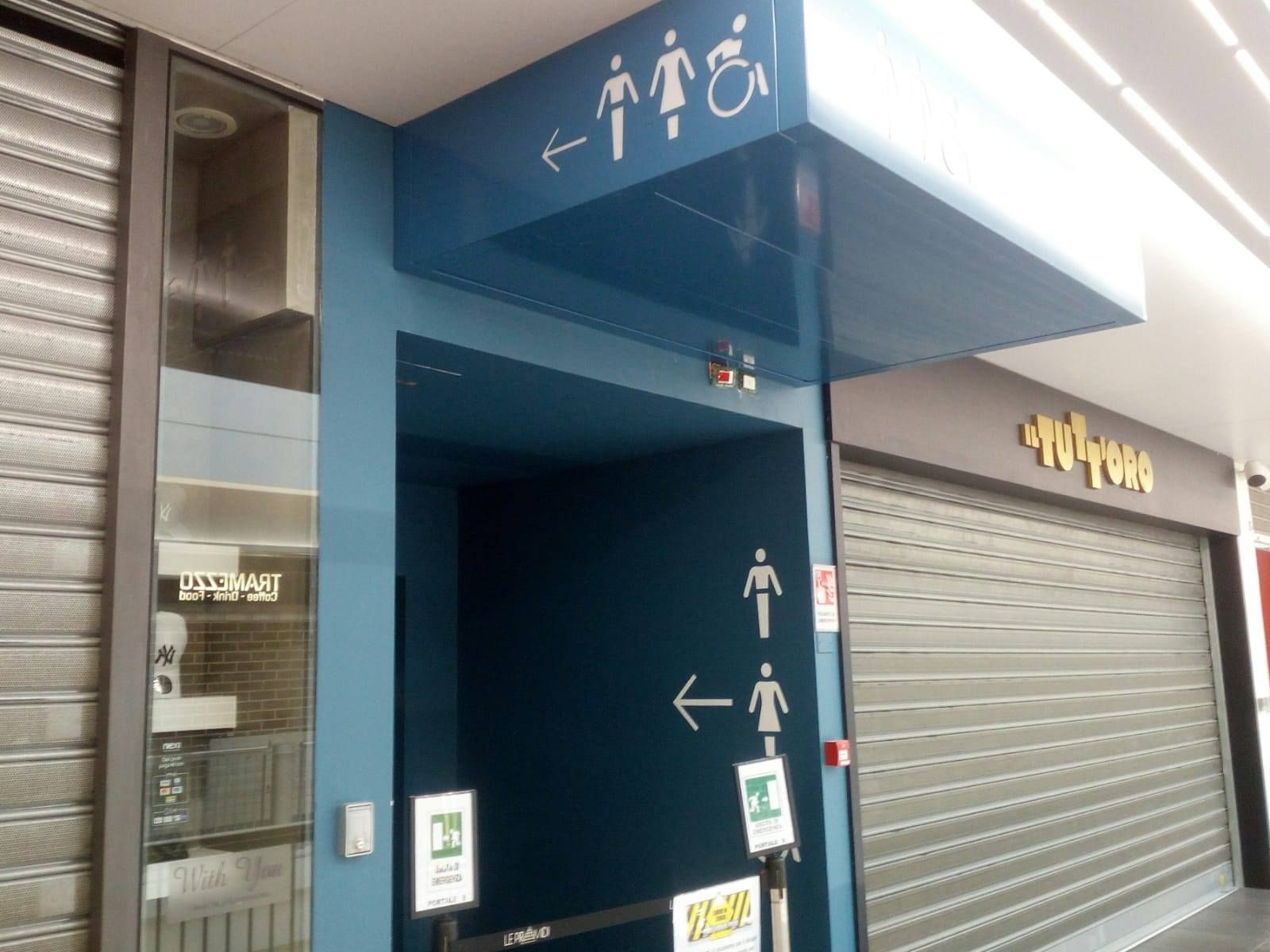 un edificio blu con un cartello che indica l' ingresso per persone con disabilità