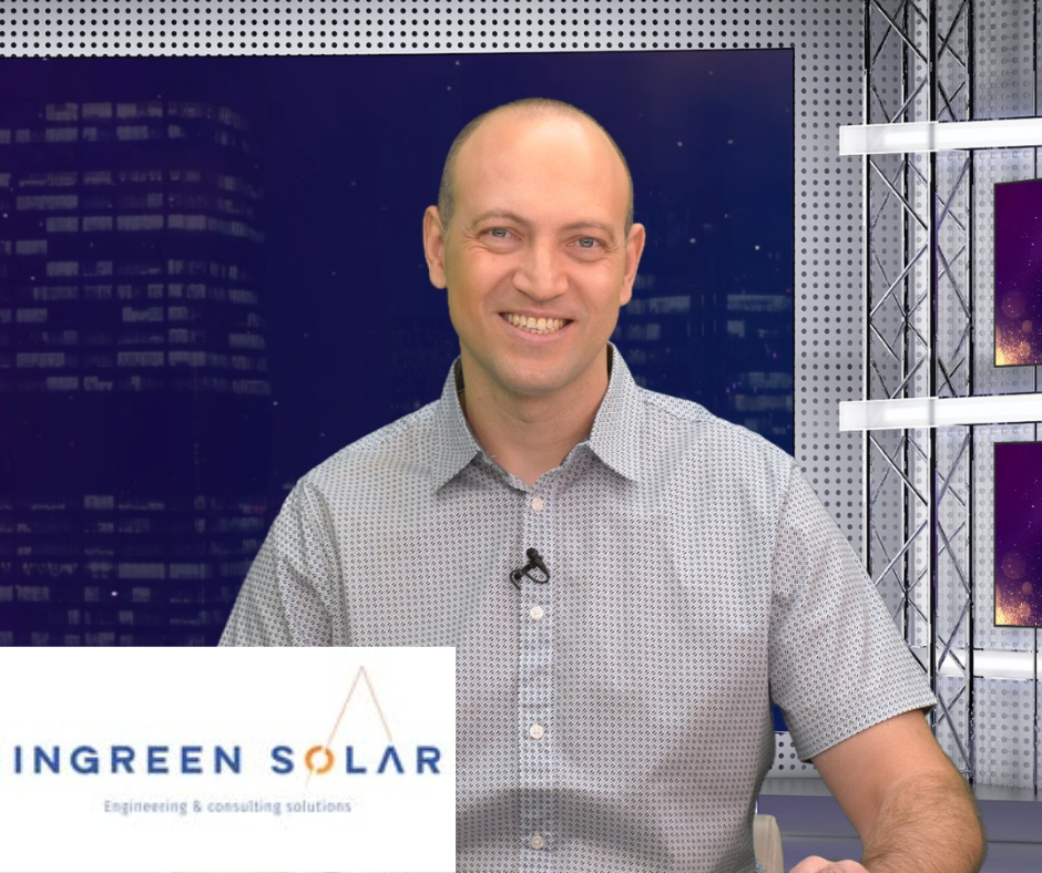 גבר עומד מול שלט שאומר ingreen solar