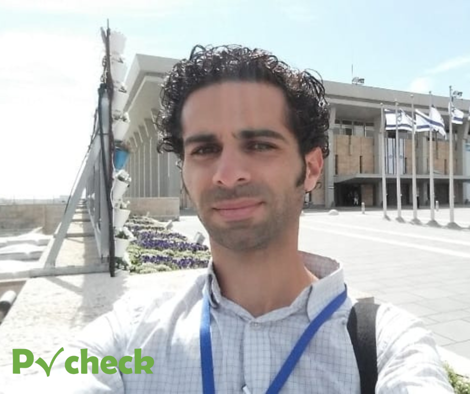 גבר מצלם סלפי מול בניין שאומר