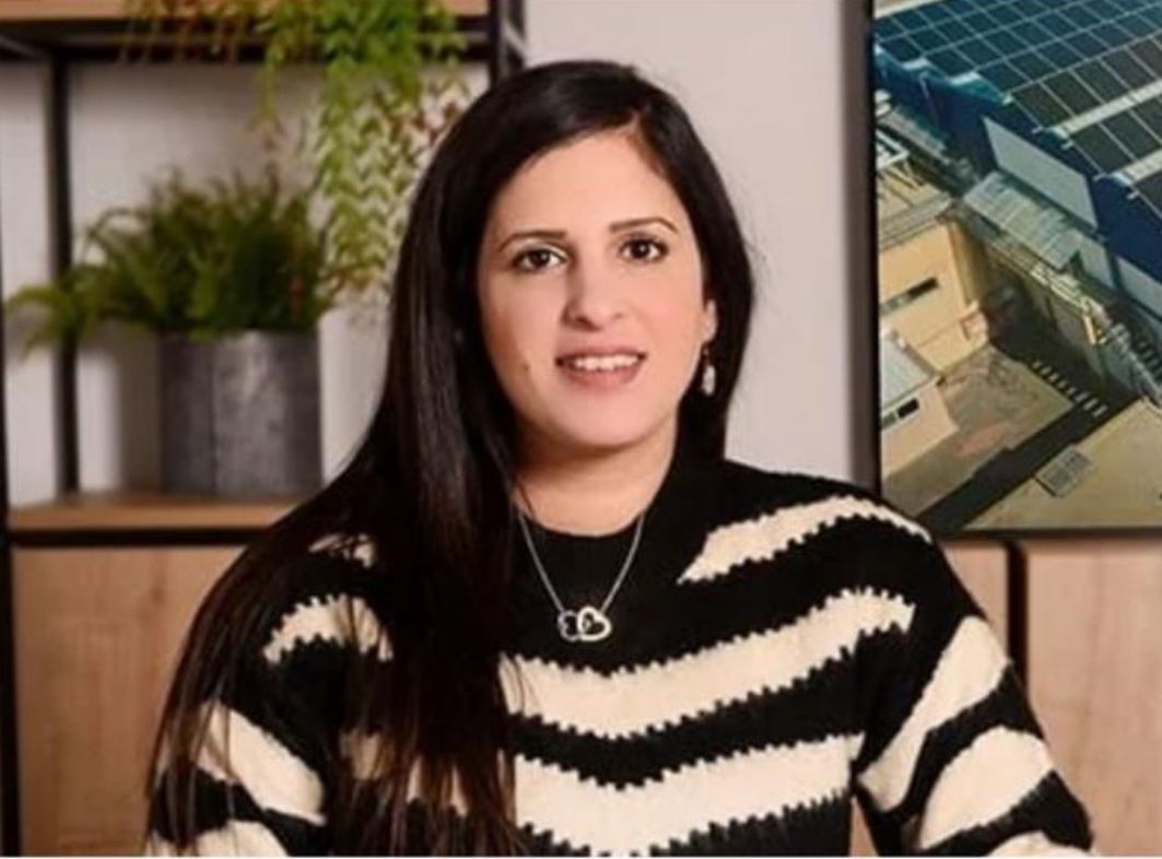 אישה לובשת סוודר מפוספס שחור ולבן