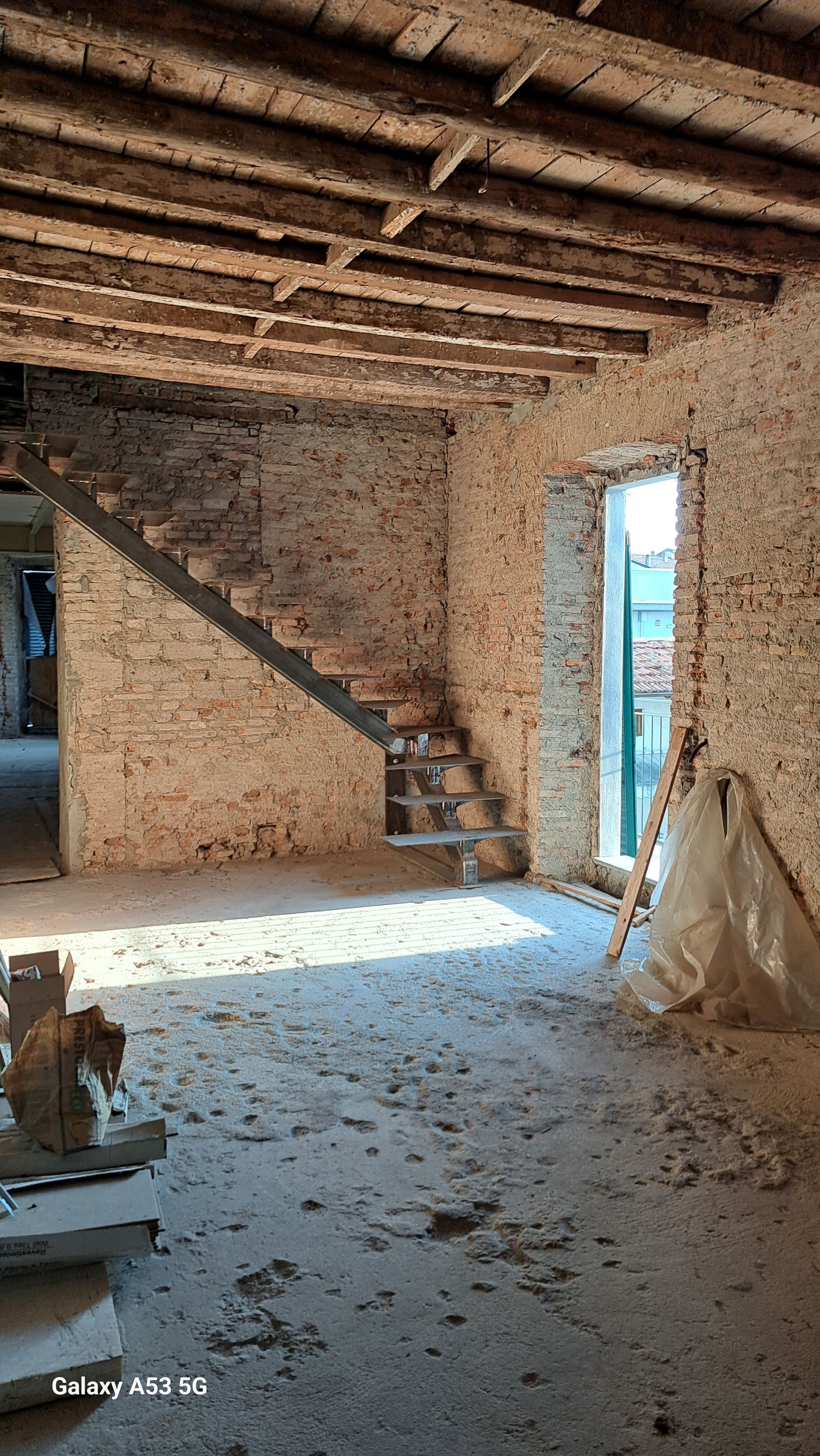 Romano di Lombardia attico rustico soppalco scala
