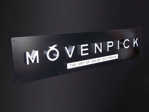 realizzazione targa materiale plastico con fresa