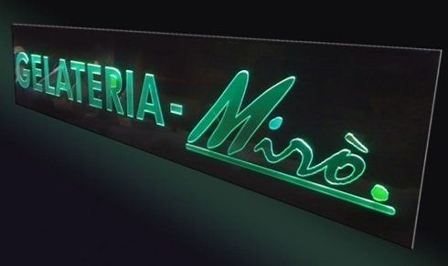 fresatura plexiglass insegna con retroilluminazione