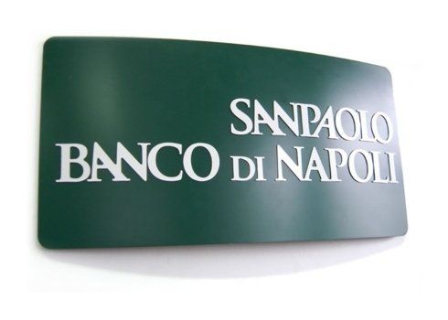 fresatura targa pubblicitaria in materie plastiche