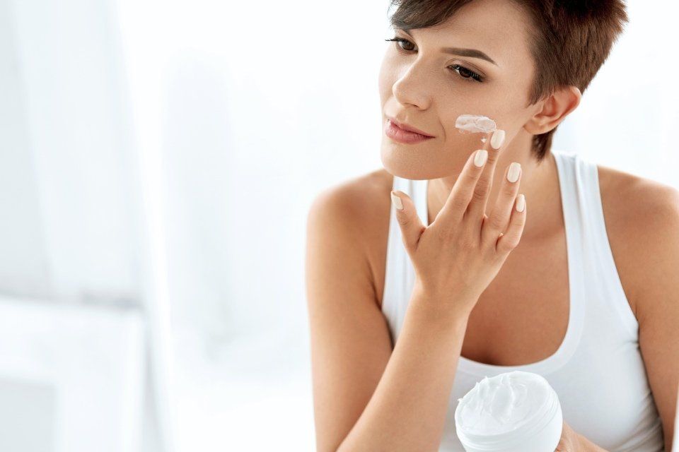 applicazione di prodotti per la pelle