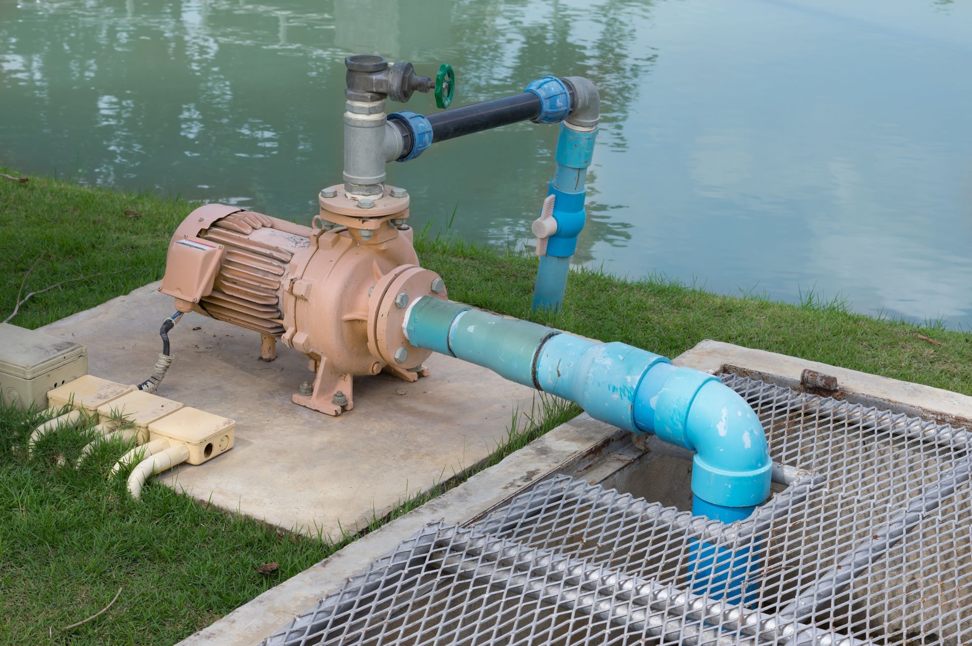 An electric water pump at a water’s edge.