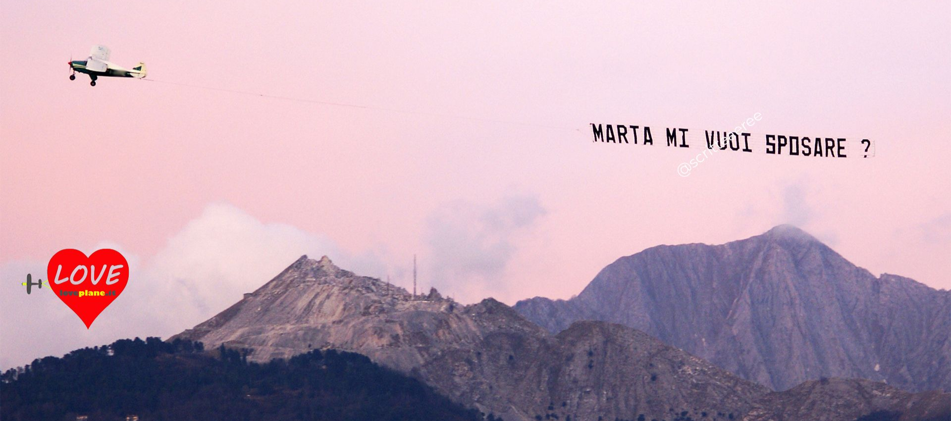 messaggio aereo marta mi vuoi sposare 