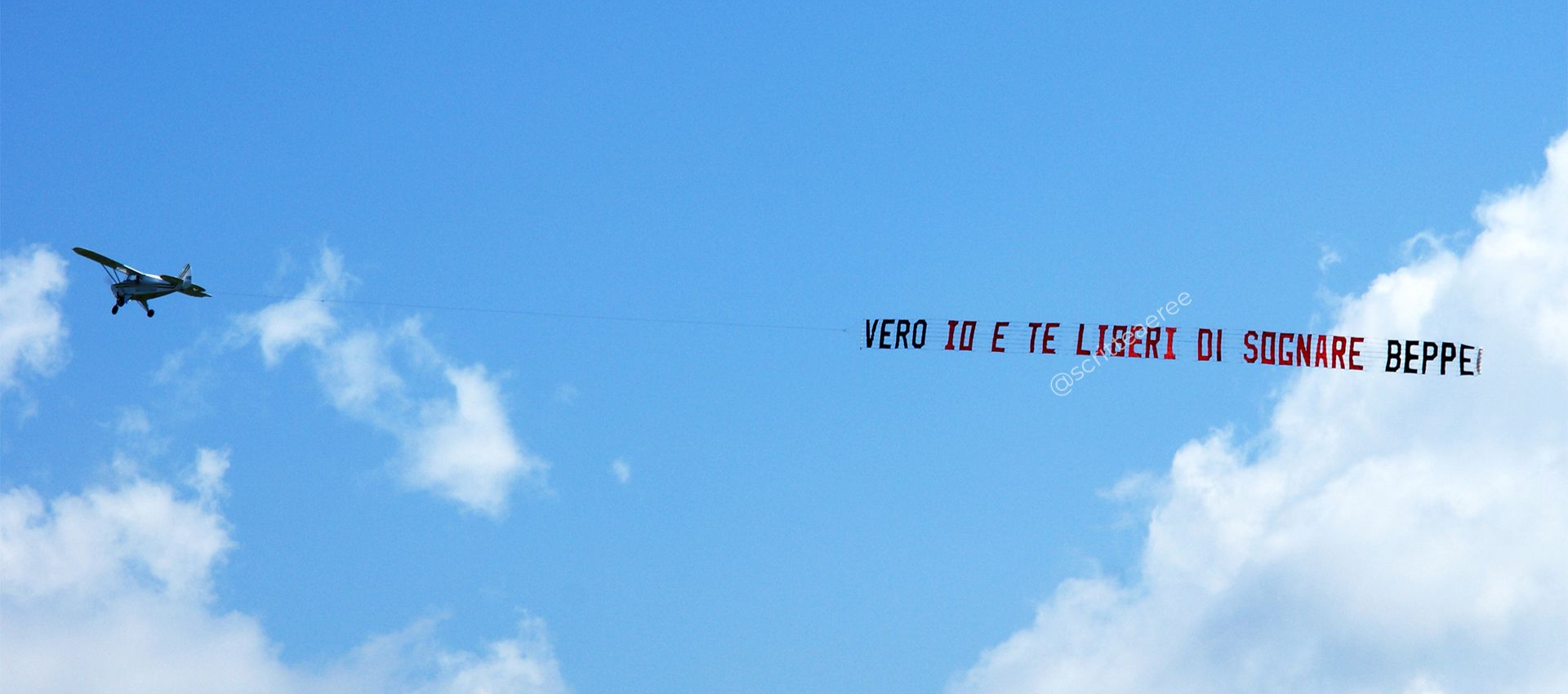 messaggio aereo con striscione liberi di sognare messaggio aereo con striscione liberi di sognare