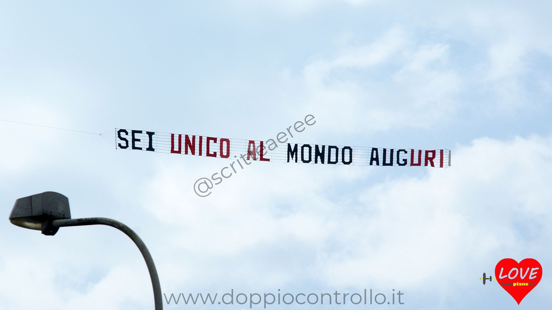 dedica aerea, aereo con striscione auguri, scritta in cielo dedica aerea, aereo con striscione auguri, scritta in cielo