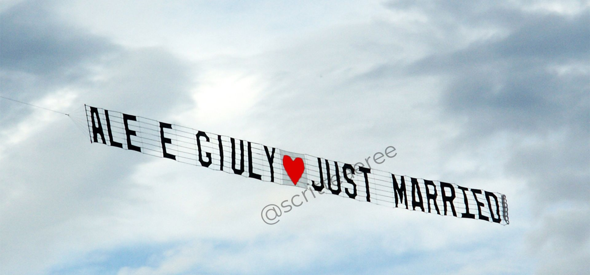 scritta aerea just married oggi sposi regalo di nozze aereo con striscione scritta aerea just married oggi sposi regalo di nozze aereo con striscione