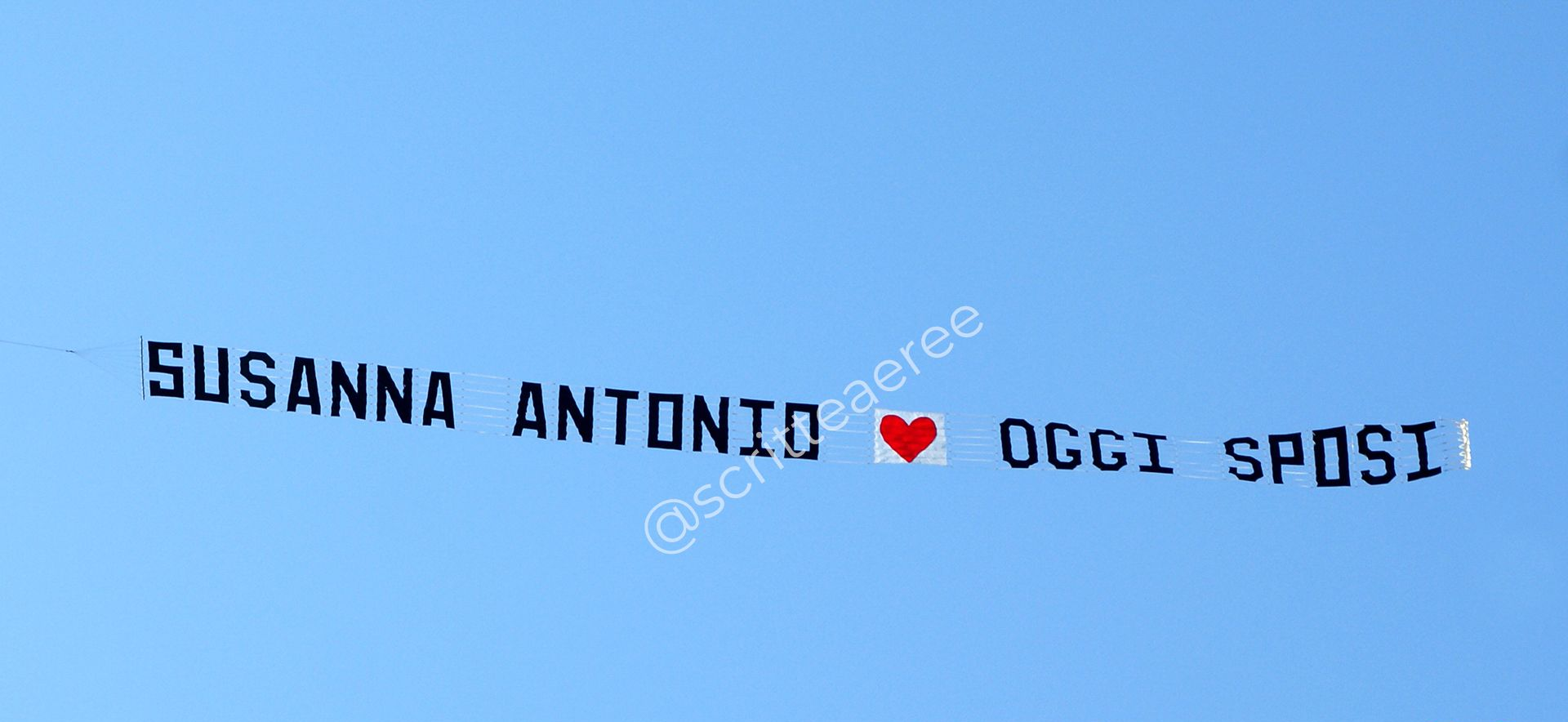 aereo con striscione, un messaggio aereo di regalo agli sposi aereo con striscione, un messaggio aereo di regalo agli sposi