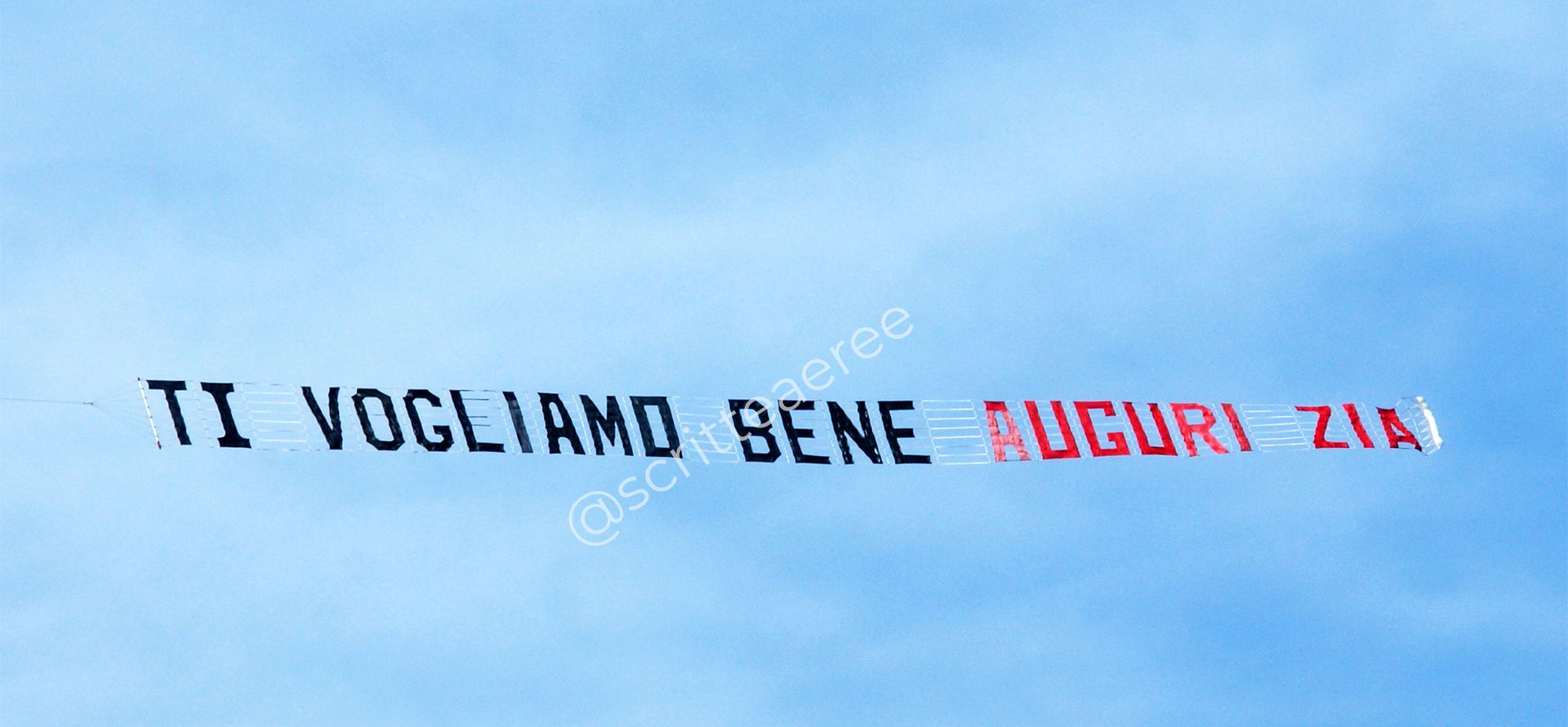 scritte aeree, messaggio aereo di auguri scritte aeree, messaggio aereo di auguri