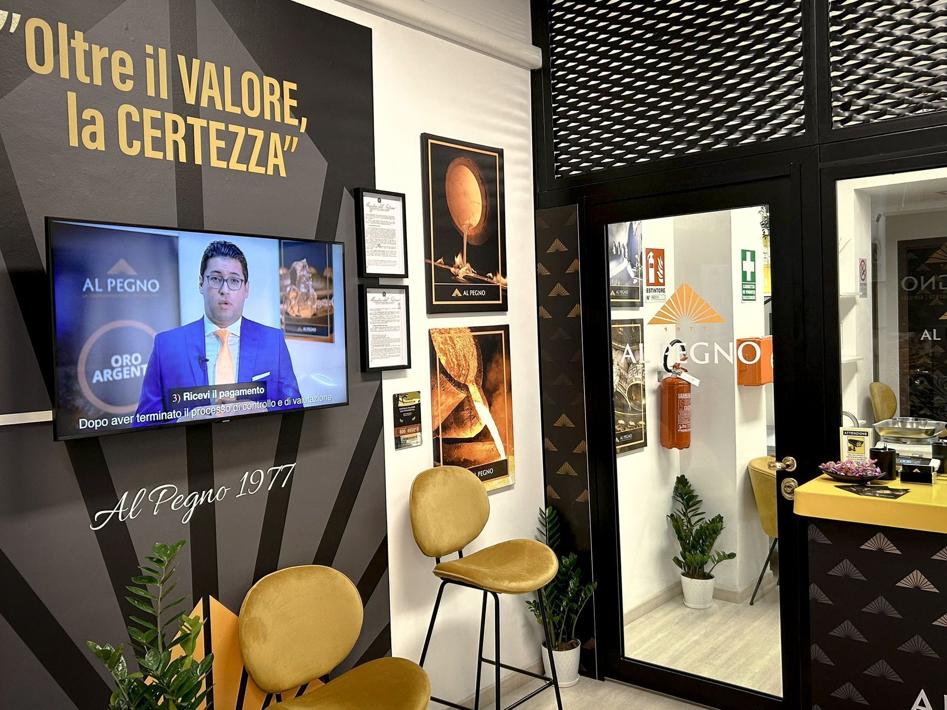 Interno di un punto vendita compro oro, argento, gioielli e orologi in oro
