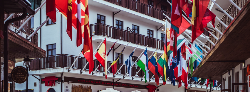 Un montón de banderas cuelgan de los balcones de un edificio.