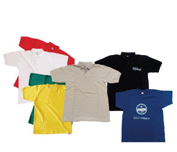 Un montón de polos de diferentes colores están apilados uno encima del otro.