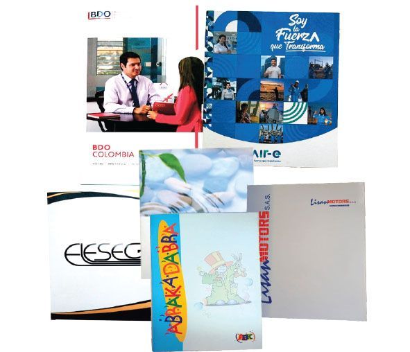 Una mujer está hablando con un hombre en un escritorio frente a un cartel que dice soy fuerza