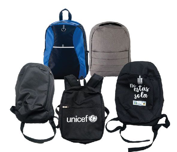 Un grupo de mochilas con una que dice UNICEF.