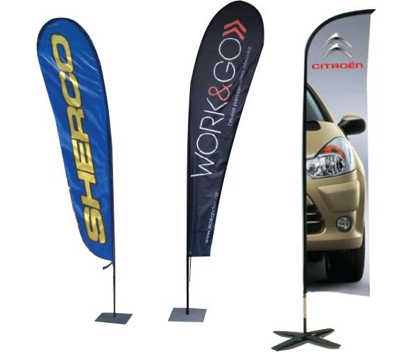 Tres banderas con una que dice 