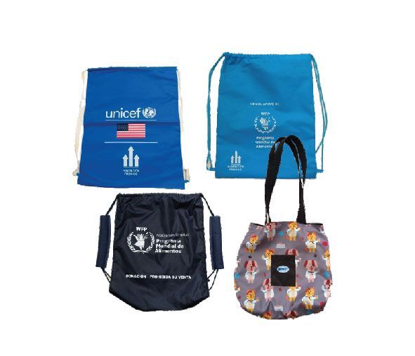 Una bolsa azul con cordón y la palabra UNICEF escrita en ella.