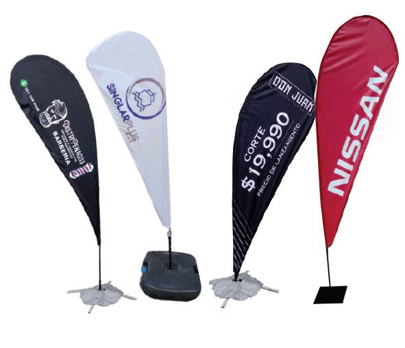 Un grupo de banderas con una que dice Nissan.