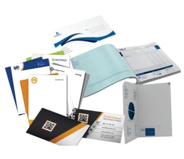 Un montón de diferentes tipos de papeles y sobres sobre una mesa.