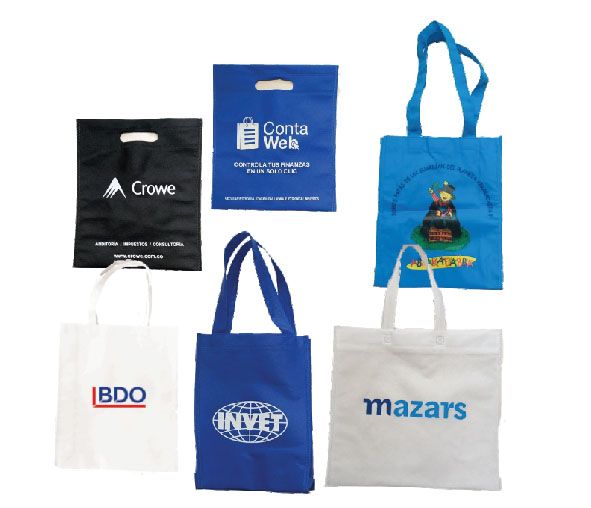 Un grupo de bolsas con una que dice bdo