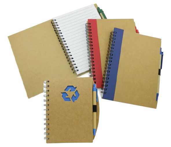 Un cuaderno espiral con un símbolo de reciclaje.