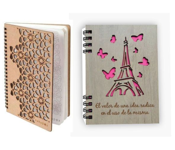 Un cuaderno de madera con la Torre Eiffel en la portada.