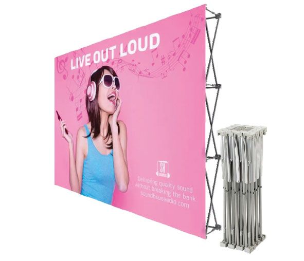 Una pancarta rosa con una mujer que dice 