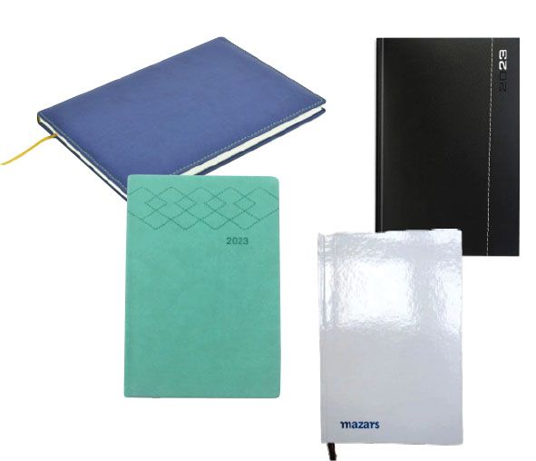 Cuatro cuadernos, uno de ellos con la palabra 