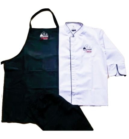 Se muestran una chaqueta y un delantal de chef sobre un fondo blanco.
