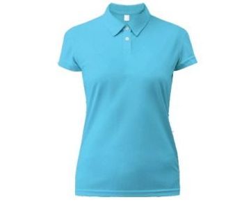 Una mujer lleva un polo azul claro.