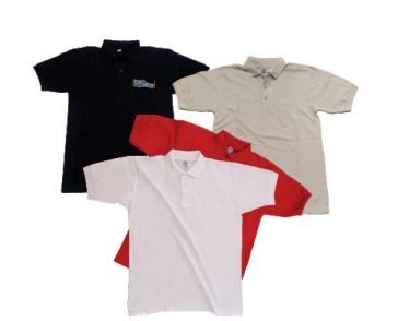 Un grupo de polos están apilados uno encima del otro