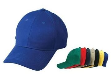 Una gorra de béisbol azul junto a un montón de sombreros de diferentes colores.