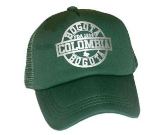 Una gorra de béisbol verde con la palabra Colombia.