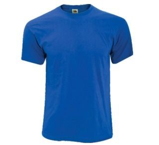 Una camiseta azul de manga corta sobre fondo blanco