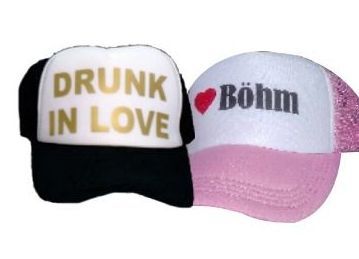 Dos sombreros con las palabras borracho de amor en ellos