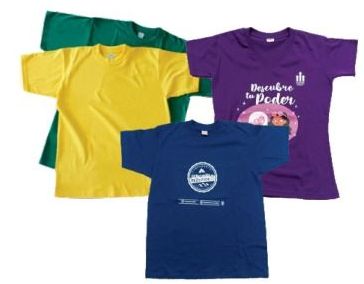 Un grupo de camisetas con una que dice 