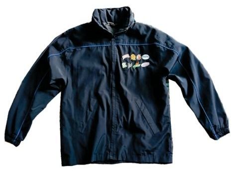 Una chaqueta negra con un logo en la parte delantera