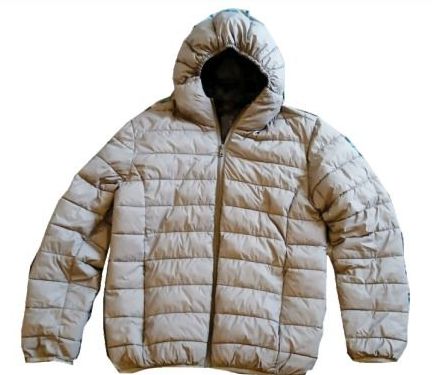 Una chaqueta acolchada beige con capucha negra