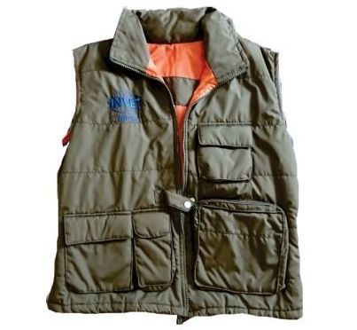 Un chaleco verde con la palabra nms.