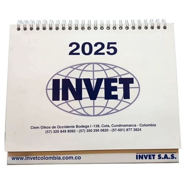 Un calendario encuadernado en espiral para el año 2025