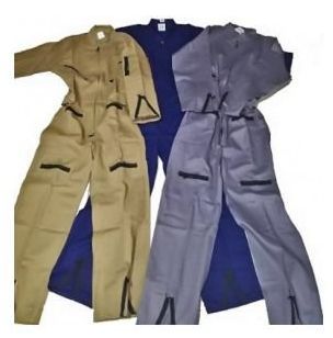 Tres monos de diferentes colores se apilan uno encima del otro