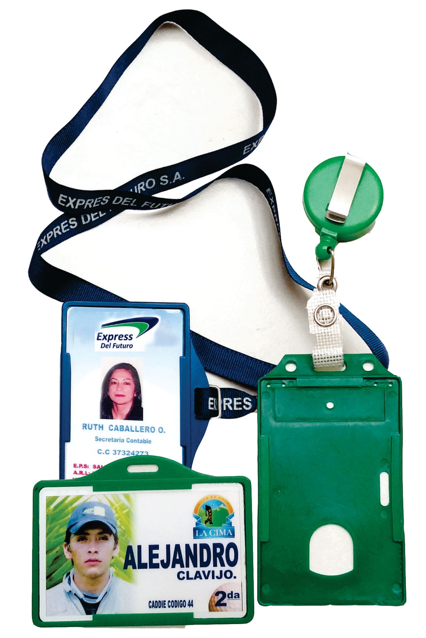 Una tarjeta de identificación verde con el nombre Alejandro.