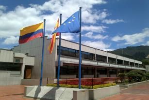 Tres banderas ondean frente a un edificio