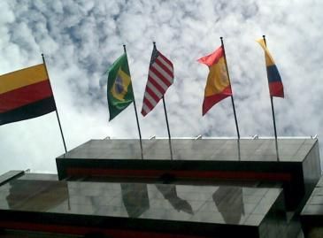 Una fila de banderas ondean en lo alto de un edificio