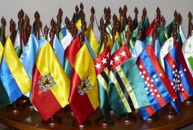 Un montón de pequeñas banderas están alineadas sobre una mesa