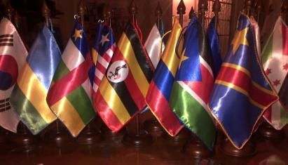 Un montón de pequeñas banderas están alineadas sobre una mesa